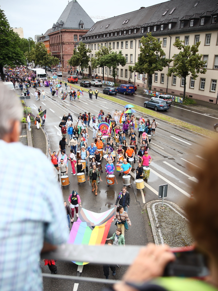 Rund 12.000 Menschen ziehen laut Polizei am Samstag beim Christopher Street Day durch die Freiburger Innenstadt.