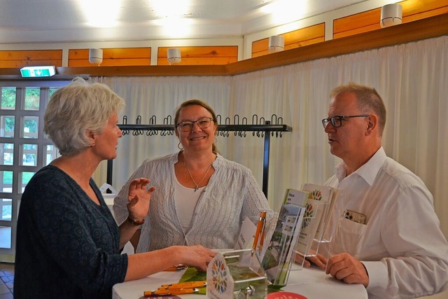 Alexandra (Mitte) und Michael Brogle v...ten sich den Fragen der Interessierten  | Foto: Christiane Sahli