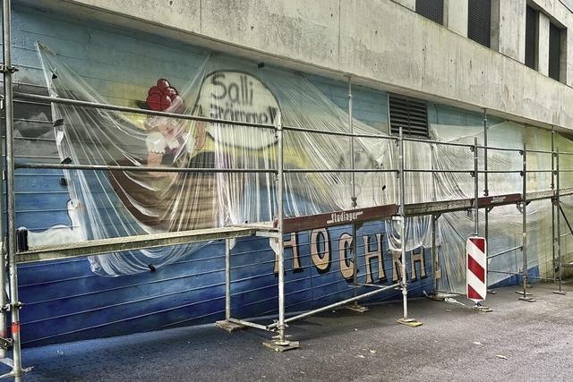 Schler gestalten Betonwand der Volksbank Hochrhein mit Graffiti