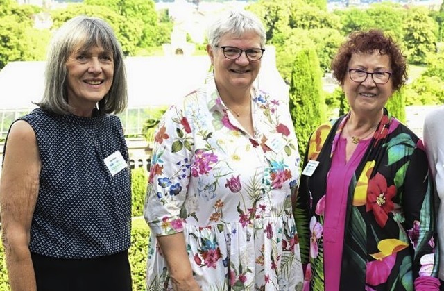 Ines Zeller (Mitte) und Ingrid Br (li...t der First Lady Gerlinde Kretschmann   | Foto: Staatsministerium