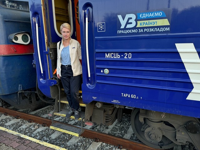 Manuela Schwesig (SPD) ist mit dem Zug in die Ukraine gereist.  | Foto: Michael Fischer/dpa
