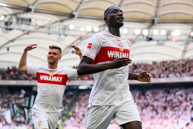 Stuttgarts Serhou Guirassy (r) jubelt ...assy will den VfB Stuttgart verlassen.  | Foto: Tom Weller/dpa