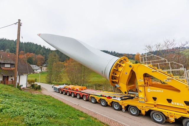 Ein Flgel eines Windrads wird 2023 durch Prinzbach transportiert.  | Foto: Philipp von Ditfurth (dpa)