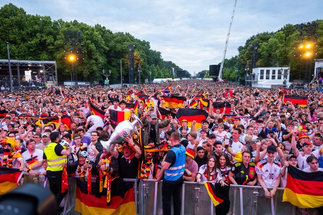 Hunderttausende Menschen feiern w&auml...l-EM auf den Fanmeilen in Deutschland.  | Foto: Christophe Gateau/dpa