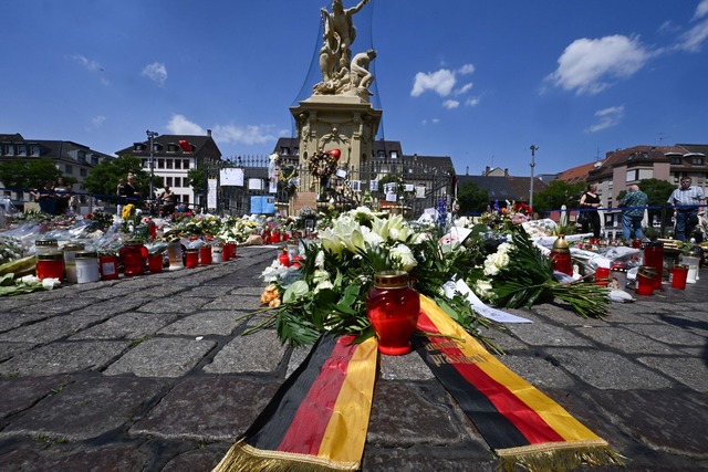 Ein Trauerkranz des Bundespr&auml;sidenten liegt auf dem Marktplatz in Mannheim.  | Foto: Bernd Wei&szlig;brod/dpa