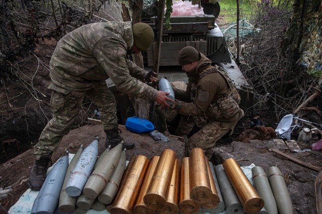 Ukrainische Soldaten bereiten Haubitze...ml;r die Ukraine auf den Weg gebracht.  | Foto: Iryna Rybakova/AP/dpa