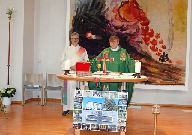 Pfarrer Latzel (rechts) und Diakon Degenhardt beim  Gottesdienst  | Foto: Gudrun Gehr