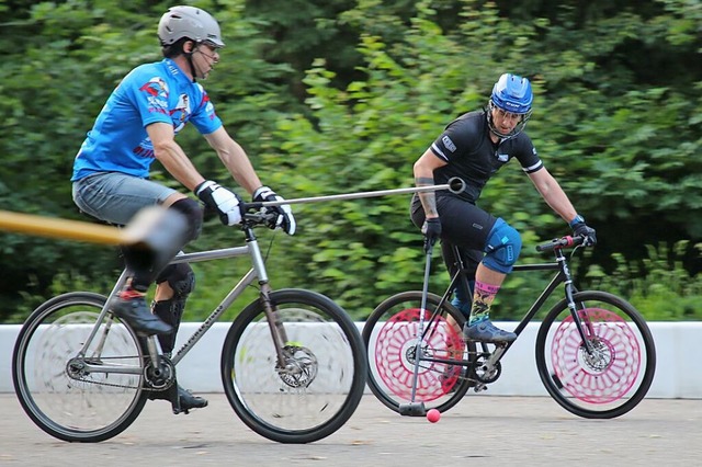 Fahrrad fahren, den Ball spielen und a...uf die Gegner achten: Das ist Bikepolo  | Foto: David Pister