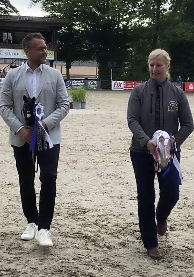 Tobias Uhrich und Iris Keller ben sich im Hobby-Horsing.  | Foto: Anna Lipps