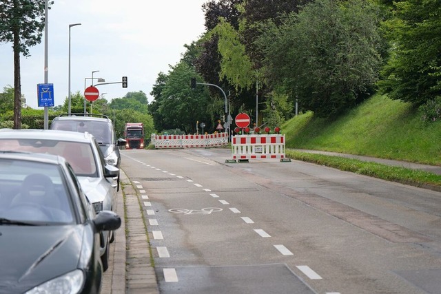 Auf der Basler Strae in Wolfenweiler ...perrung. Der Verkehr wurde abgeleitet.  | Foto: Sophia Hesser