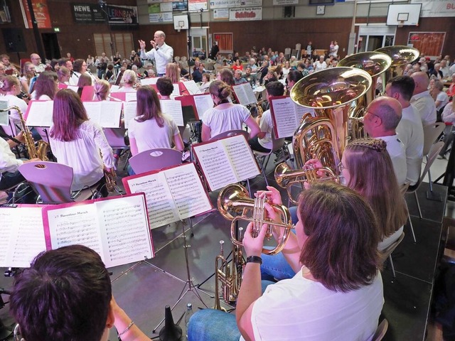 Rund 60 Musikerinnen und Musiker zeigt...beim Mach-Mit-Konzert in Herbolzheim.   | Foto: Michael Haberer