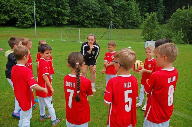 Beim Fuballcamp in Eichsel war auch Lina Brugger als Trainerin mit im Einsatz.  | Foto: Petra Wunderle