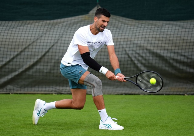 Novak Djokovic w&auml;hrend einer Trainingseinheit in London.  | Foto: John Walton/PA Wire/dpa