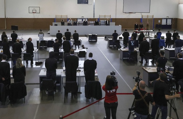 Eine Sporthalle wurde fr den Prozess ...berg zum Gerichtssaal umfunktioniert.   | Foto: Daniel Lb (dpa)