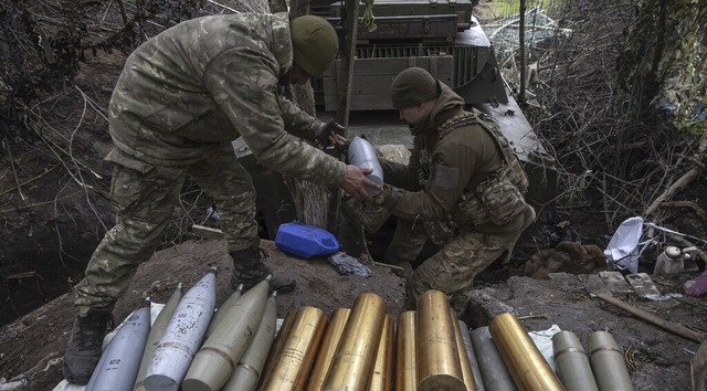 Ukrainische Soldaten bereiten Haubitzengranaten vor.  | Foto: Iryna Rybakova (dpa)