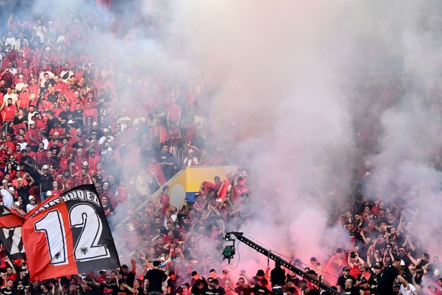 Die albanischen Fans z&uuml;nden Pyrotechnik beim Spiel gegen Spanien.  | Foto: Marius Becker/dpa
