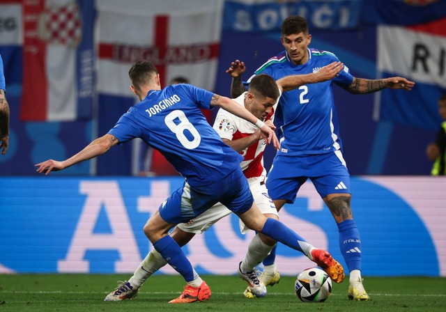 Die Italiener (blaue Trikots) sicherte...gegen Kroatien das Achtelfinal-Ticket.  | Foto: Jan Woitas/dpa