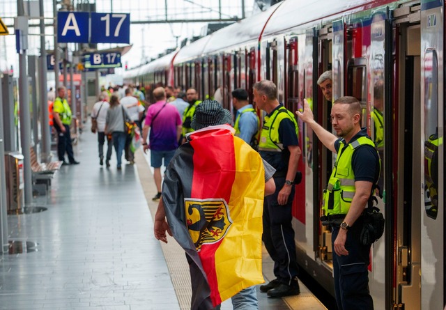 Die Versprechungen der Deutschen Bahn ...itisiert der Fahrgastverband Pro Bahn.  | Foto: Andreas Arnold/dpa