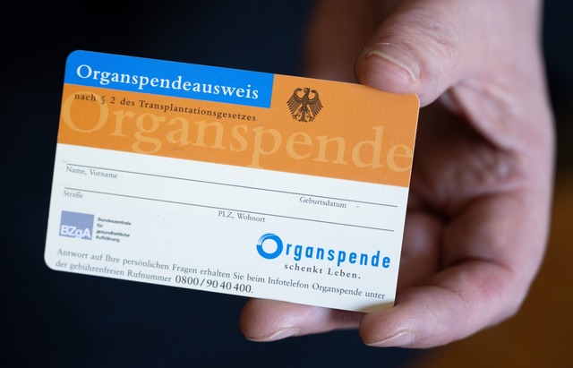 Im Ringen um mehr lebensrettende Organ...ml;nderungen der Spenderegeln in Gang.  | Foto: Hendrik Schmidt/dpa