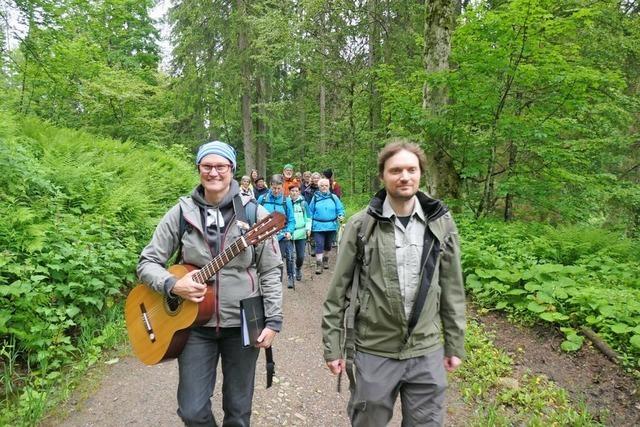 Beim Wandergottesdienst am Feldberg spricht ein Frster und eine Gitarre erklingt