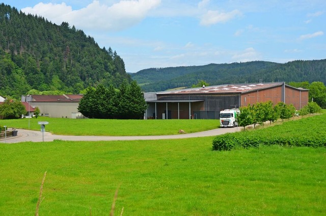 Die imposante Logistikhalle mit Lkw-Ve...n und Statussymbol der Elztalbrennerei  | Foto: Felix Lieschke-Salunkhe