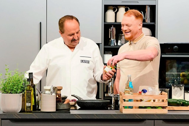 Johann Lafer und Andr Besel im Kochstudio whrend der Sendung  | Foto: Nicolai Kapitz