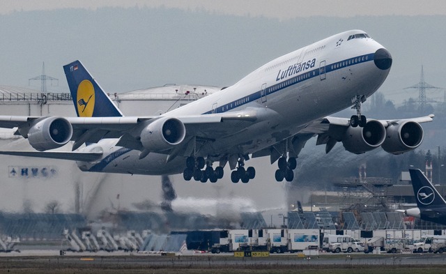Die Lufthansa wird Passagieren ab komm... die Umweltkosten in Rechnung stellen.  | Foto: Boris Roessler/dpa