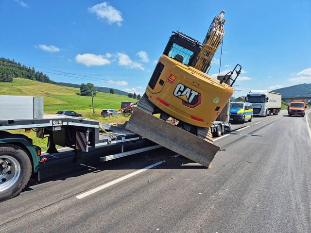 Dieser Kettenbagger beschdigte die Brcke bei Titisee-Neustadt.  | Foto: kamera24