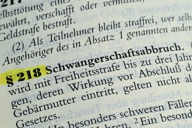 Schwangerschaftsabbr&uuml;che sind bis...218 des Strafgesetzbuchs rechtswidrig.  | Foto: Bernd Wei&szlig;brod/dpa