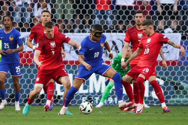 Die Franzosen um Kylian Mbapp&eacute; ...egen Polen nur zu einem Unentschieden.  | Foto: Friso Gentsch/dpa
