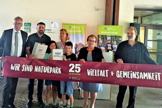 Die Verantwortlichen vom Naturpark und...ffiziell als Naturparkschule ausweist.  | Foto: Schule