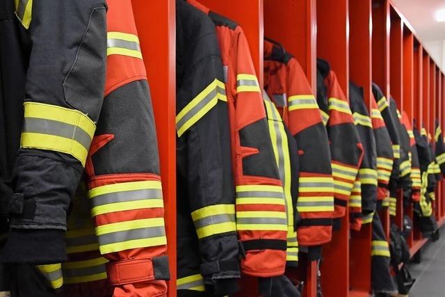 Schwrstadts Feuerwehr trgt knftig rote Jacken