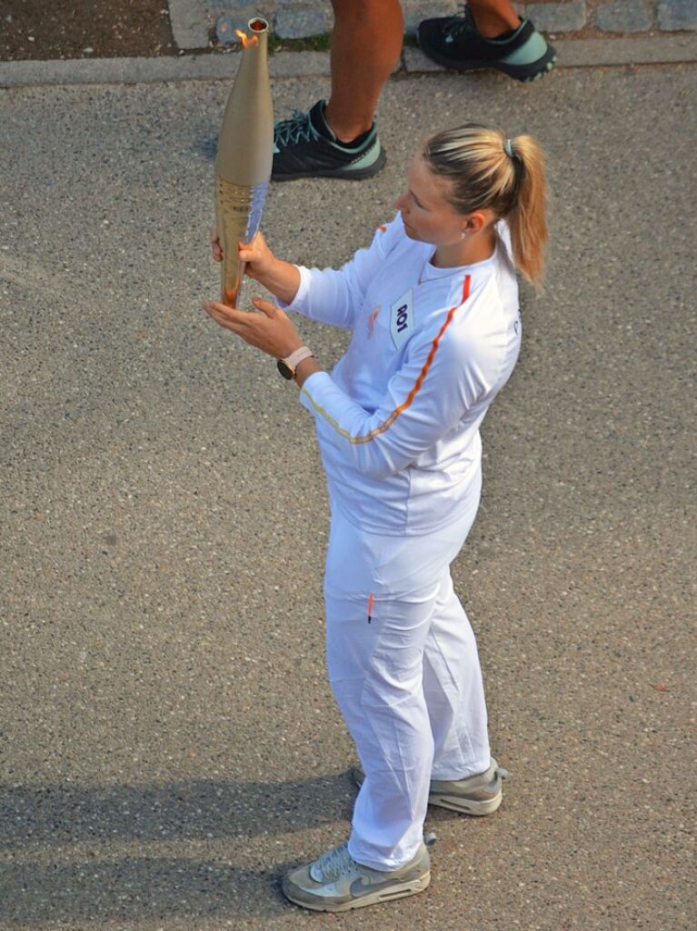 Die Olympiasiegerin im Ringerin Aline Rotter-Focken trgt die Flamme von Deutschland nach Frankreich.