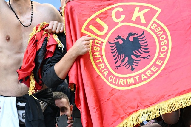 Im Fanblock der Albaner tauchten Flagg...ner ultranationalistischen Miliz, auf.  | Foto: dpa