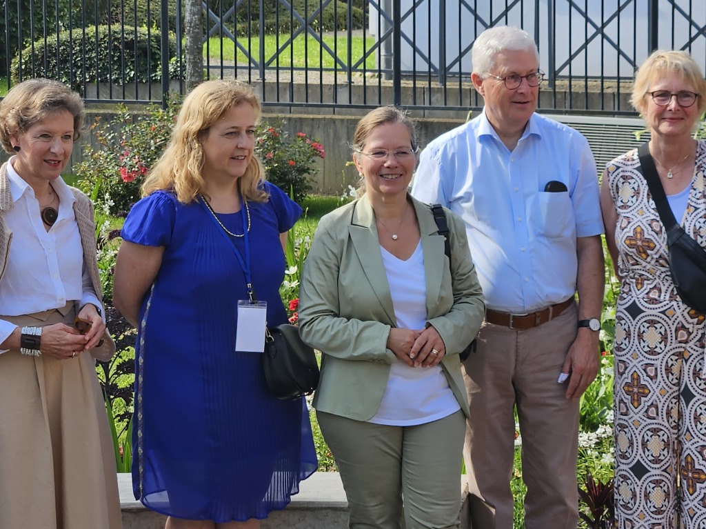 Auch die lokale Politikprominenz verfolgt das Spektakel.