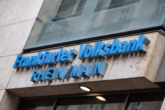 Die Frankfurter Volksbank war bislang ...mmer zwei nach der Berliner Volksbank.  | Foto: J&ouml;rg Halisch/dpa