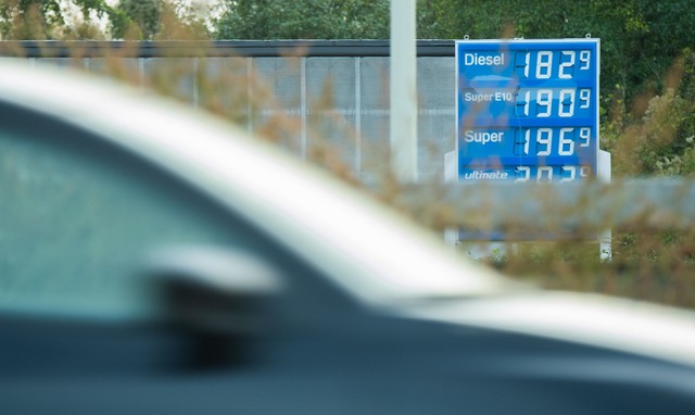 Die Preisanzeige einer Tankstelle an der Autobahn A7 im Landkreis Hildesheim.  | Foto: Julian Stratenschulte/dpa