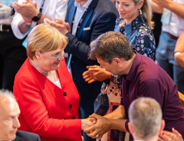 Robert Habeck mag den feinen Spott von Angela Merkel.  | Foto: Robert Michael/dpa-Zentralbild/dpa
