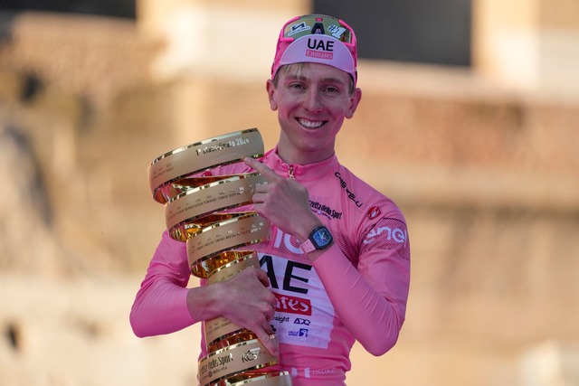 Tadej Pogacar peilt nach dem Giro-Gesamtsieg bei der Tour das Double an  | Foto: Andrew Medichini/AP/dpa
