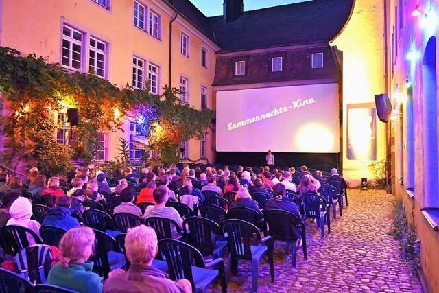 Das Freiburger Sommernachtskino im Innenhof des Schwarzen Klosters startet am Freitag