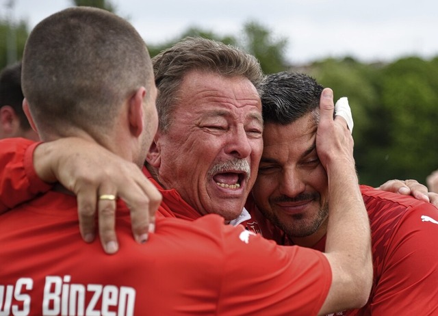 Trainer und Spieler, hier Karl-Frieder...n Sieg und Aufstieg in die Landesliga.  | Foto: Gerd Gruendl