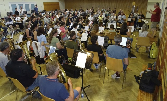 Ein riesiges Orchester aus drei Ortena...222;Rock am Rhin&#8220; in Kehl vor.    | Foto: Alexander Gehringer