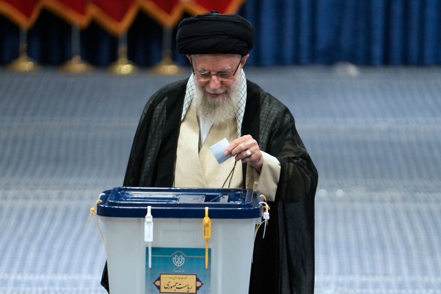 Irans Religionsf&uuml;hrer Ajatollah A...ml;sidentenwahl seinen Stimmzettel ab.  | Foto: Vahid Salemi/AP