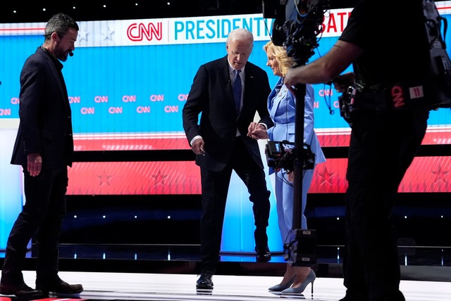 US-Pr&auml;sident Joe Biden und First Lady Jill Biden verlassen die B&uuml;hne.  | Foto: Gerald Herbert/AP