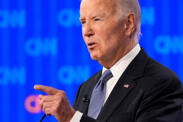 Joe Biden versuchte, sich angriffslustig zu geben, doch er wirkte kraftlos.  | Foto: Gerald Herbert/AP/dpa