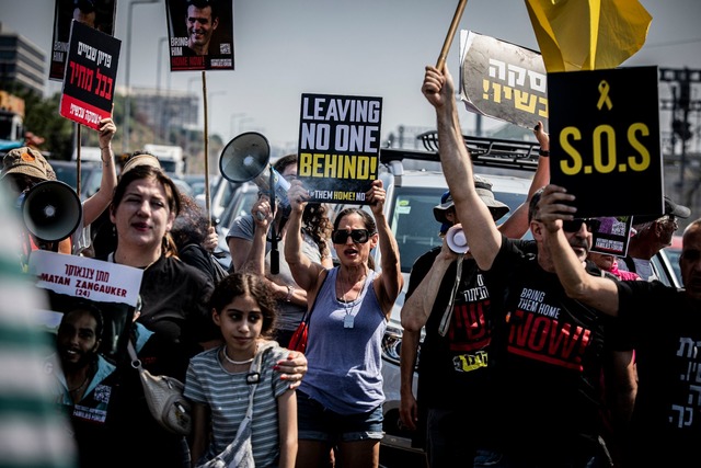 Immer wieder gehen Menschen in Tel Avi...stgehaltenen Geiseln zu demonstrieren.  | Foto: Eyal Warshavsky/SOPA Images via ZUMA Press Wire/dpa