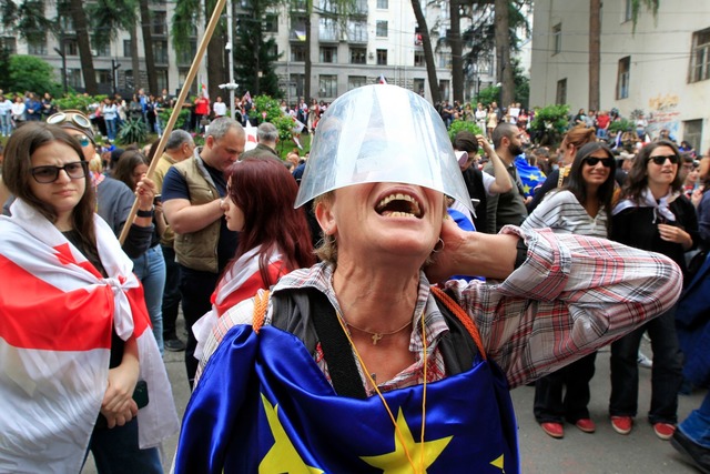 Menschen protestieren Ende Mai vor dem...l;ber ausl&auml;ndische Einflussnahme.  | Foto: Shakh Aivazov/AP/dpa