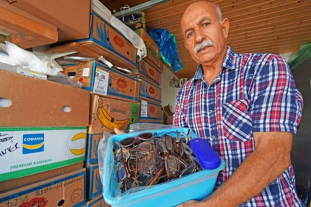 Der 75-jhrige Benotmane Adda aus Lahr...n seinem Lager sammelt er die Spenden.  | Foto: privat