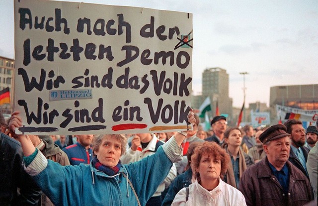 Das &#8222;Wir&#8220; der DDR-Traditio...iger Montagsdemonstration im Mrz 1990  | Foto: Frank Kleefeldt