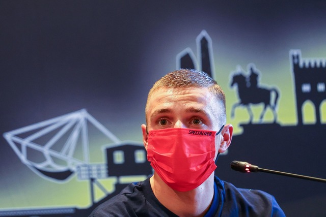 Der Belgier Remco Evenepoel sa&szlig; bei der Pressekonferenz mit einer Maske.  | Foto: David Pintens/Belga/dpa